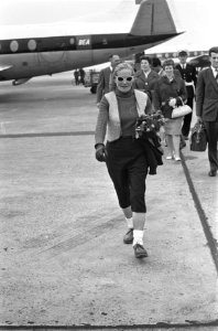 Aankomst Britse langeafstand wandelaarster dr Barbara Moore op Schiphol, Bestanddeelnr 912-5460