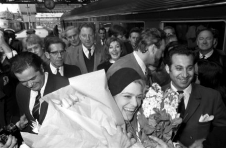 Aankomst Melina Mercouri op CS Amsterdam met baret en Griekse vlag op CS, Bestanddeelnr 921-3500