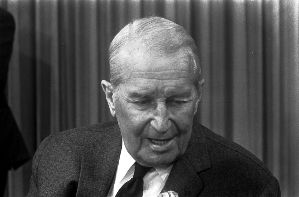 Aankomst Maurice Chevalier op Schiphol, Maurice Chevalier tijdens persconferenti, Bestanddeelnr 921-0565