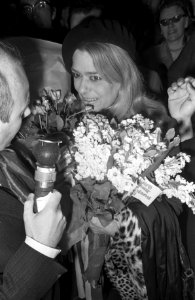 Aankomst Melina Mercouri op CS Amsterdam met baret en Griekse vlag op CS, Bestanddeelnr 921-3501