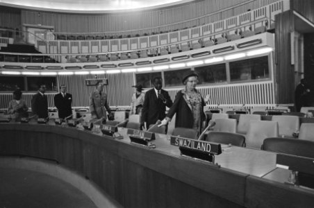 Aankomst in Afrika Hall nr 18 , nr 17 Beatrix en Claus lopen door het geb, Bestanddeelnr 922-0446
