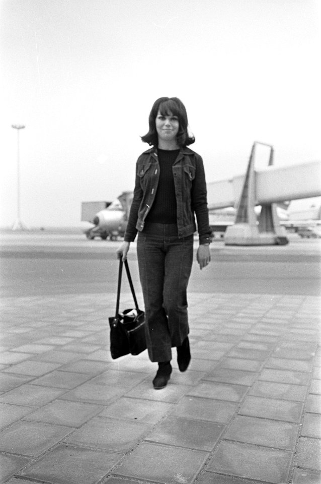 Aankomst Geraldine Sherman (Forsyte Saga) op Schiphol, Geraldine Sherman in spij, Bestanddeelnr 921-0950