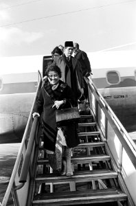 Aankomst mevrouw Famatatie Soekarno (eerste vrouw) op Schiphol, Bestanddeelnr 920-1233