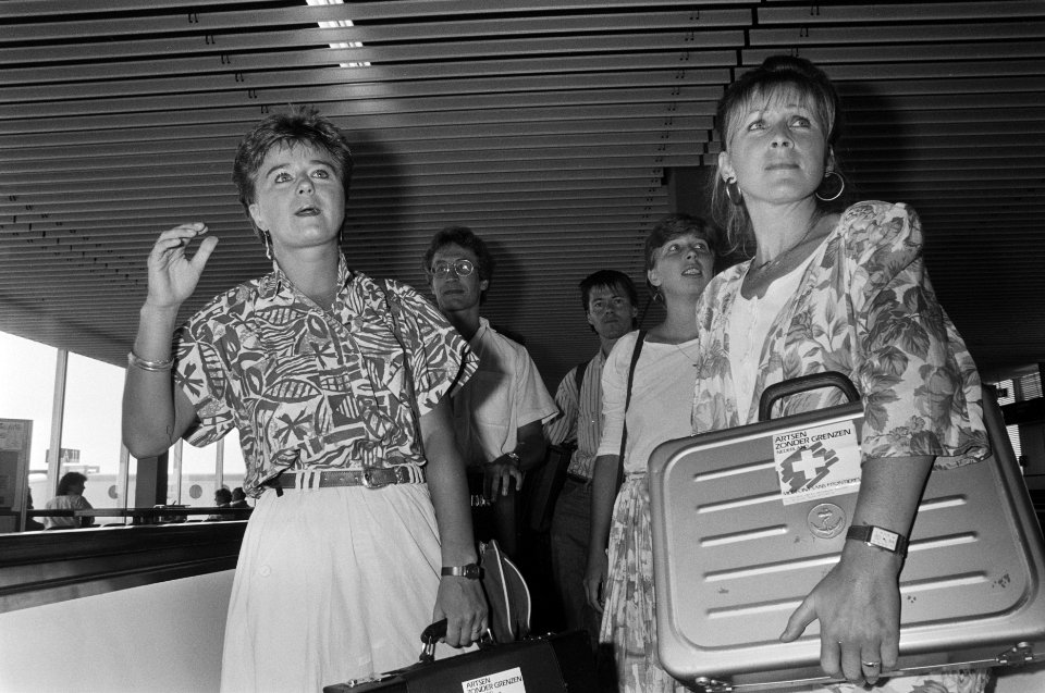Aankomst medewerkers van Artsen zonder Grenzen op Schiphol na uit Suriname te zi, Bestanddeelnr 934-0276