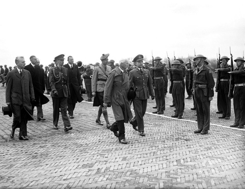 Aankomst generaal Smuts (minister-president van Zuid-Afrika) op vliegveld Valken, Bestanddeelnr 901-9356