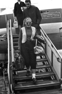 Aankomst Britse langeafstand wandelaarster dr Barbara Moore op Schiphol, Bestanddeelnr 912-5458