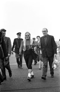 Aankomst Britse langeafstand wandelaarster dr Barbara Moore op Schiphol, Bestanddeelnr 912-5459