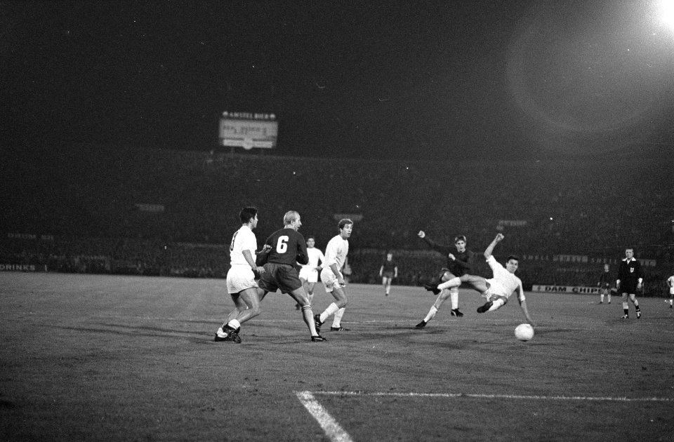 Ajax tegen Real Madrid 1-1 in Olympisch Stadion . Cruijff scoort. De Felipe prob, Bestanddeelnr 920-7215