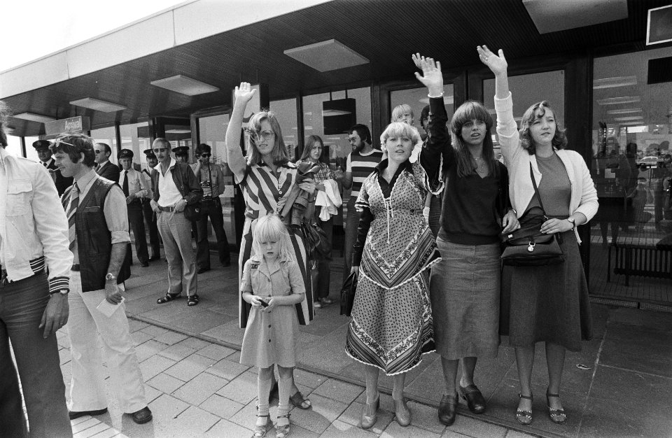 Aankomst gewonde Henriette Blokland op Zestienhoven zusjes en vriendinnen zwaai, Bestanddeelnr 929-3294