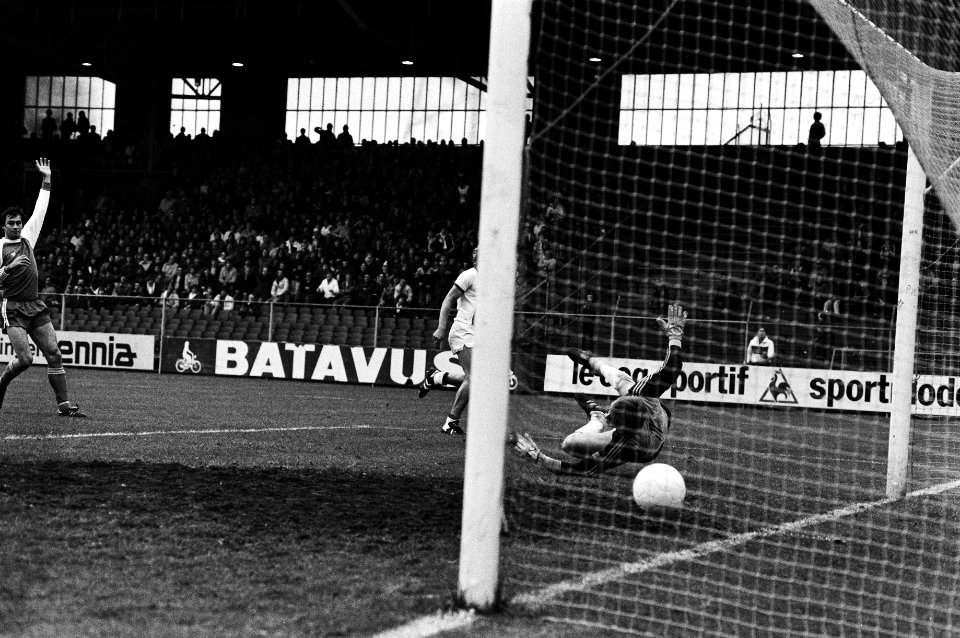 Ajax tegen PSV in De Meer te Amsterdam, vreugde bij Ajax 16 Lerby (l) scoorde eerste doelpunt voor Ajax, rechts Arnesen, Bestanddeelnr 931-4710