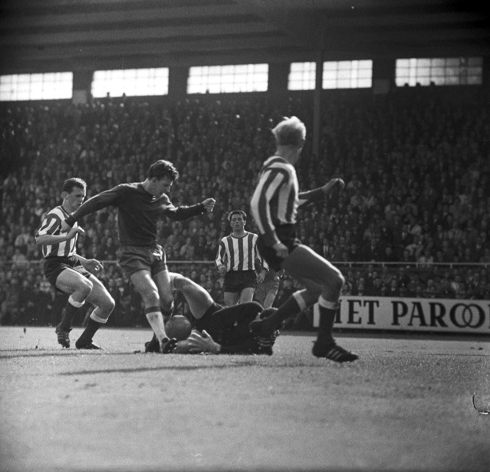 Ajax tegen PSV 2-0, Ko Prins in duel met keeper Strich, geheel rechts Kemper, Bestanddeelnr 918-1418