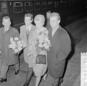 Aankomst ijsdanspaar Marika Kilius en Hans Jürgen Bäumler op het Centraal Statio, Bestanddeelnr 916-9794