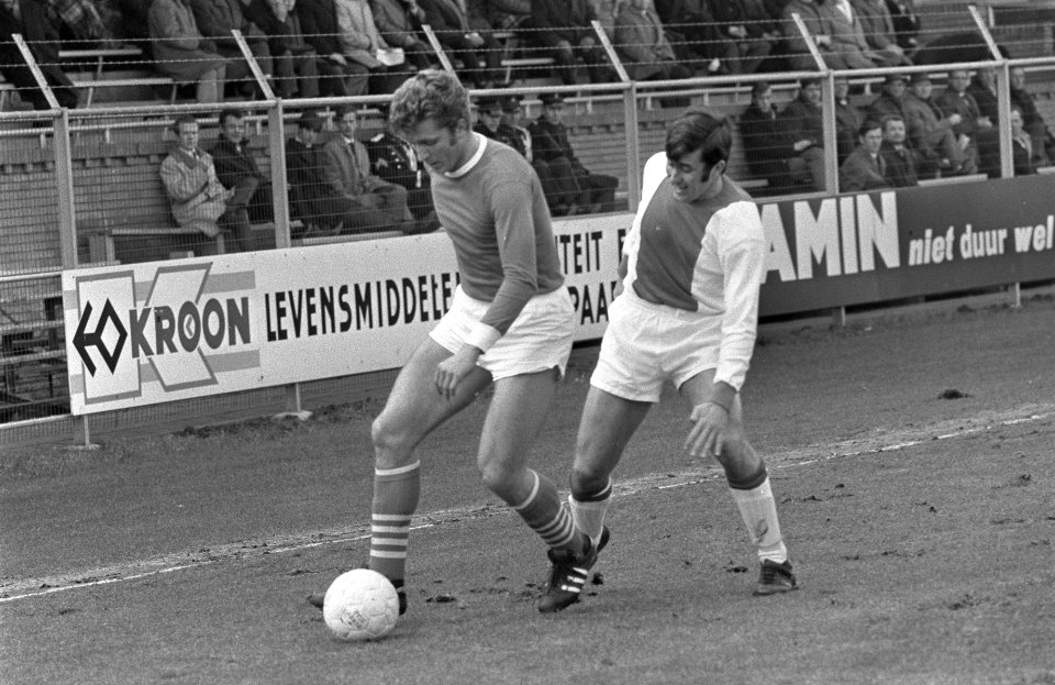 Ajax tegen Schalke 04 (vriendschappelijke wedstrijd) Swart (rechts) in aktie, Bestanddeelnr 922-2246