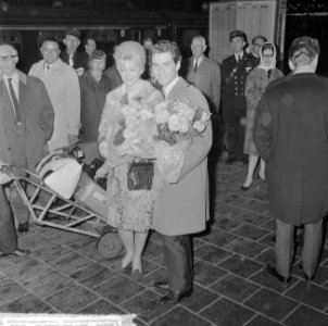 Aankomst ijsdanspaar Marika Kilius en Hans Jürgen Bäumler op het Centraal Statio, Bestanddeelnr 916-9792