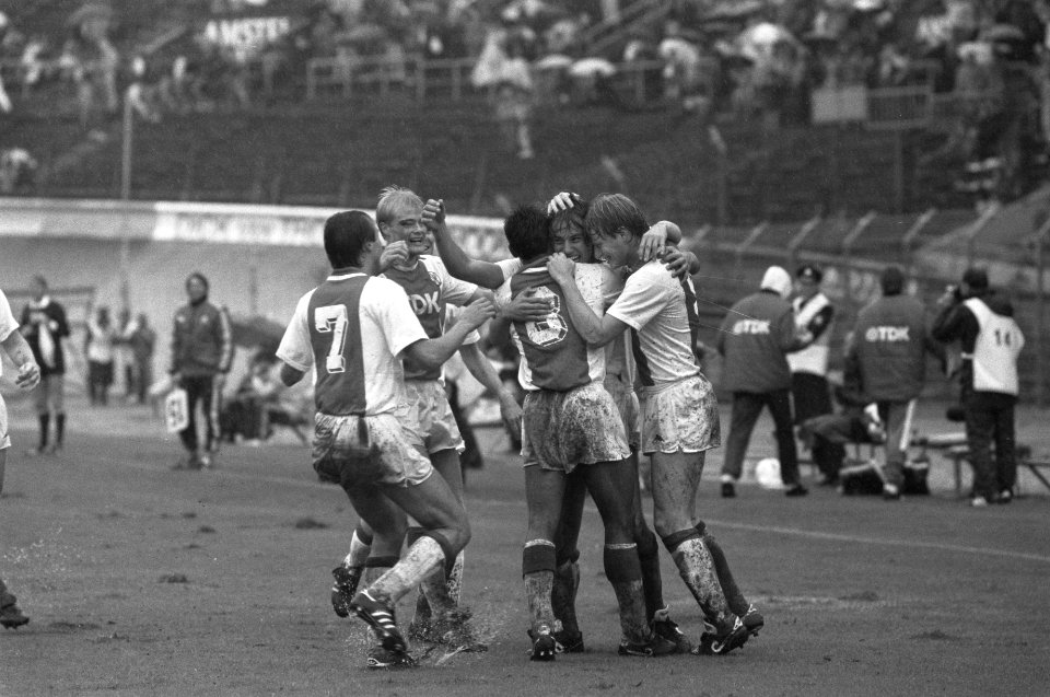 Ajax tegen PSV 2-0 vreugde bij Ajax na doelpunt, Bestanddeelnr 934-3346
