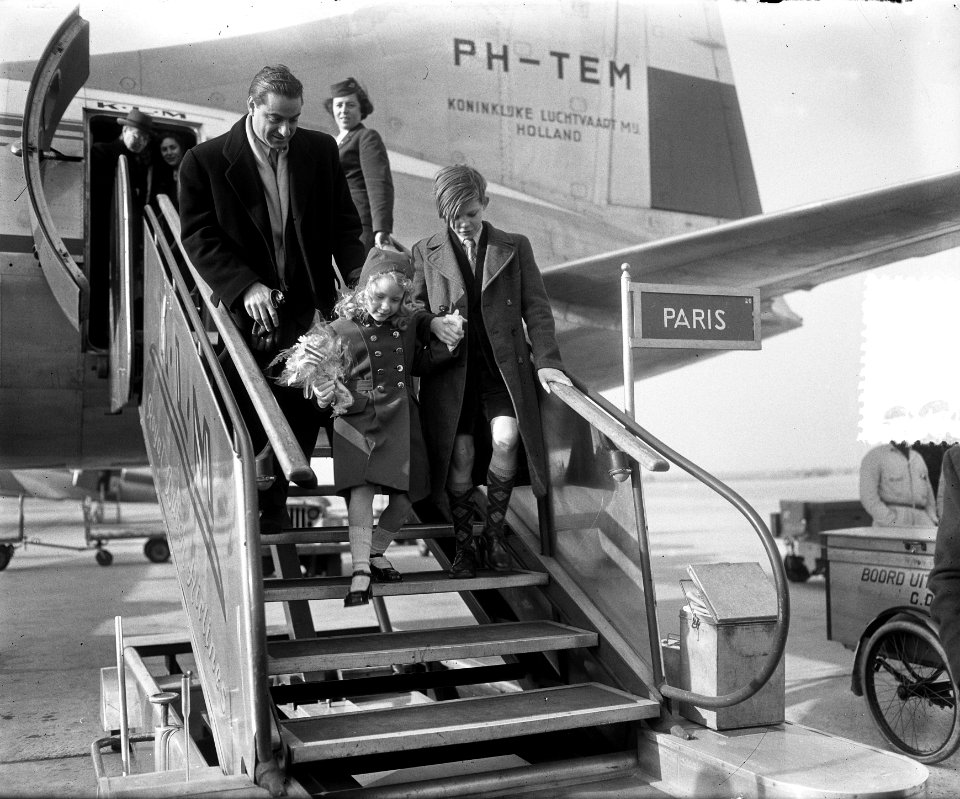 Aankomst filmsterretjes Brigitte Fossey en Georges Poujouly op Schiphol beiden…, Bestanddeelnr 905-5755