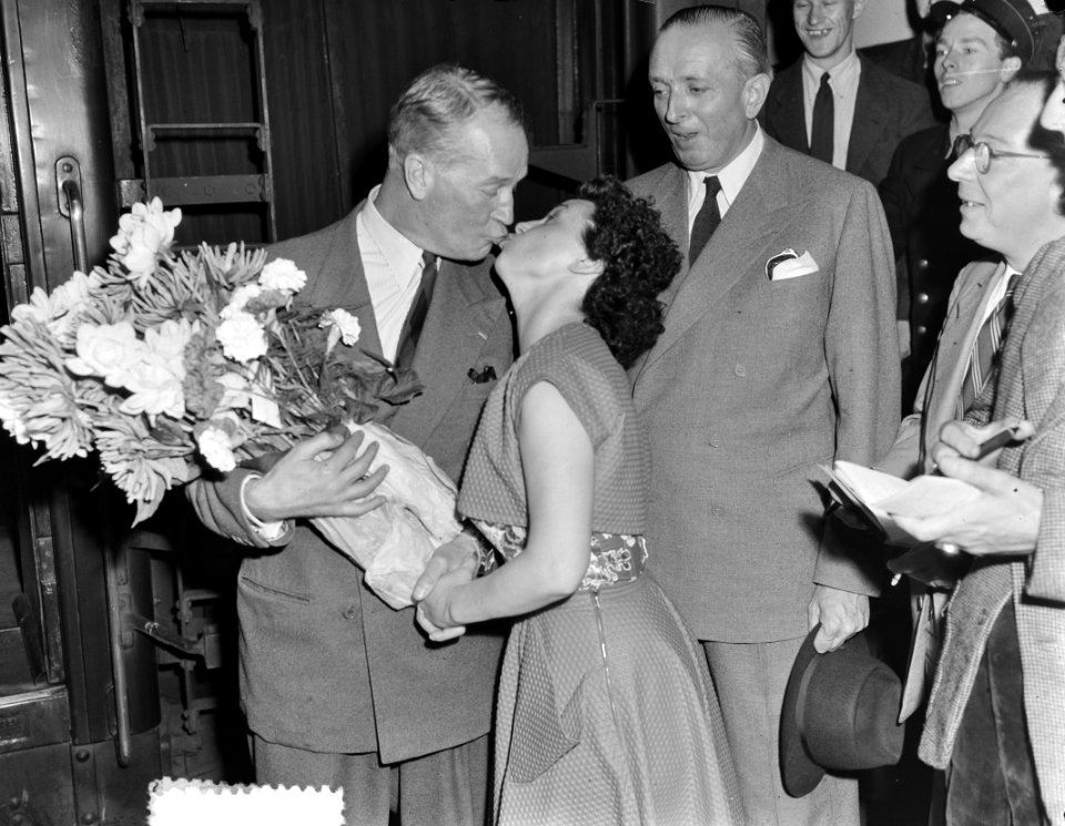 Aankomst Maurice Chevalier te Den Haag, Bestanddeelnr 905-2466