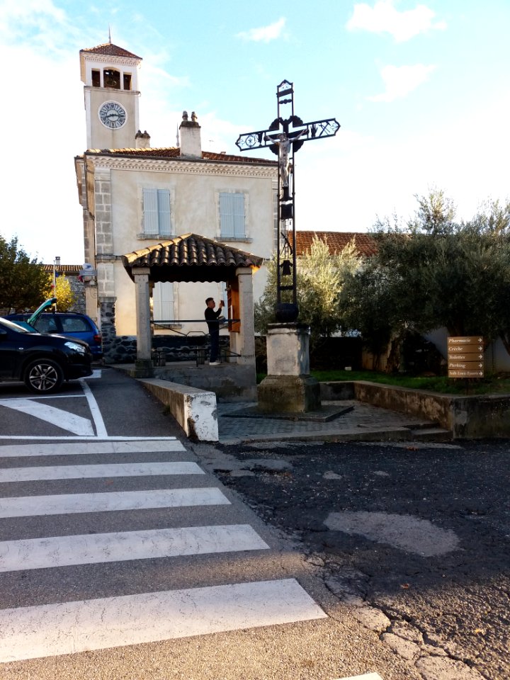 Alba-la-Romaine - Mairie et calvaire