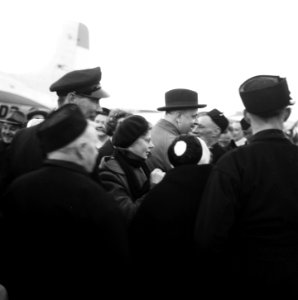 Aankomst Burgemeester Keijzer (Urk) uit vliegtuig Argentinie, Bestanddeelnr 905-0356