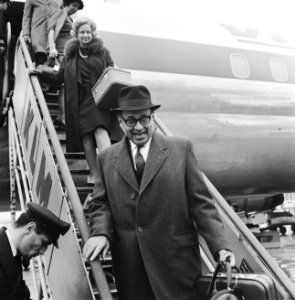 Aankomst Gouverneur De Vries en echtgenote van Suriname Schiphol, Bestanddeelnr 918-9944