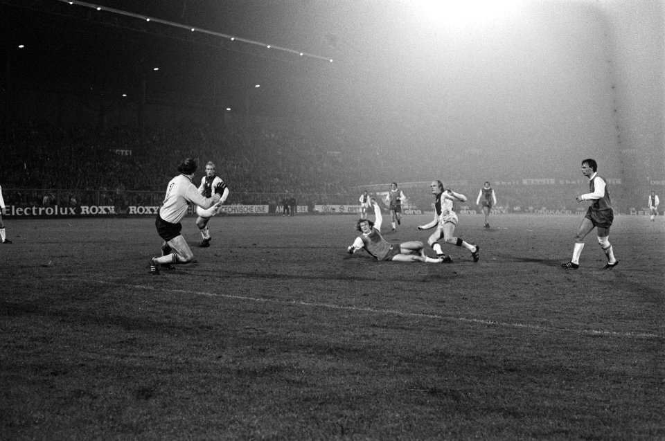 Ajax tegen Feijenoord 6-0 Geels scoort vierde doelpunt, Geels juicht na derde d, Bestanddeelnr 928-2475