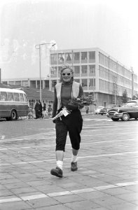 Aankomst Britse langeafstand wandelaarster dr Barbara Moore op Schiphol, Bestanddeelnr 912-5464