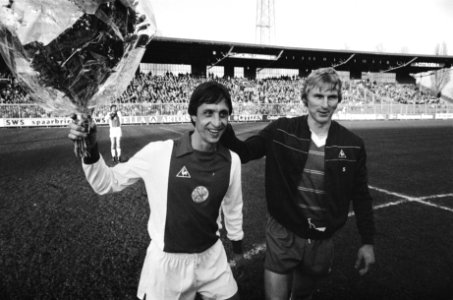 Ajax tegen NEC 5-0. Johan Cruijff met bloemen in verband met 250ste wedstrijd vo, Bestanddeelnr 932-0869