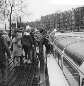 Aankomst Berlijnse weeskinderen op Schiphol om Sint Nicolaas te vieren, de kinde, Bestanddeelnr 911-8388