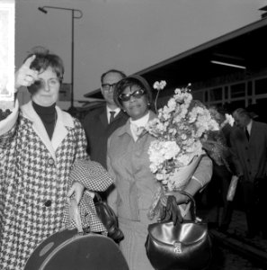 Aankomst Ella Fitzgerald en Oscar Peterson op Schiphol. Ella Fitzgerald met bloe, Bestanddeelnr 916-3488
