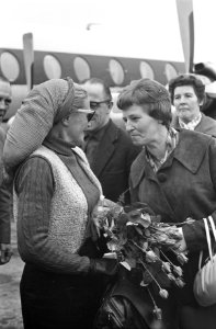 Aankomst Britse langeafstand wandelaarster dr Barbara Moore op Schiphol, Bestanddeelnr 912-5461