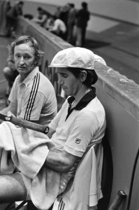 ABN Wereldtennis in Ahoy Rotterdam Laver (links) en MacMillan op bank, Bestanddeelnr 928-4302