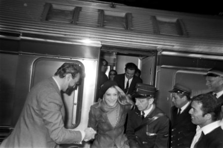 Aankomst Melina Mercouri op CS Amsterdam met baret en Griekse vlag op CS, Bestanddeelnr 921-3499