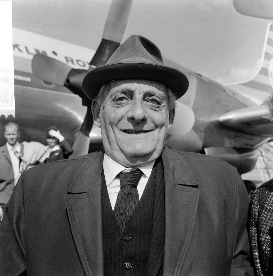 Aankomst Max Brod (schrijver) op Schiphol, Bestanddeelnr 918-1629