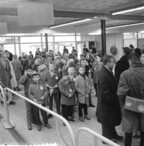 Aankomst Berlijnse weeskinderen op Schiphol om Sint Nicolaas te vieren, de kinde, Bestanddeelnr 911-8382
