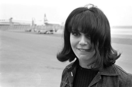 Aankomst Geraldine Sherman (Forsyte Saga) op Schiphol (schildersmodel), Bestanddeelnr 921-0949