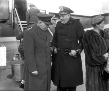 Aankomst Generaal L.C. Shepherd jr. (links), commandant Amerikaanse Mariniers o…, Bestanddeelnr 905-5768