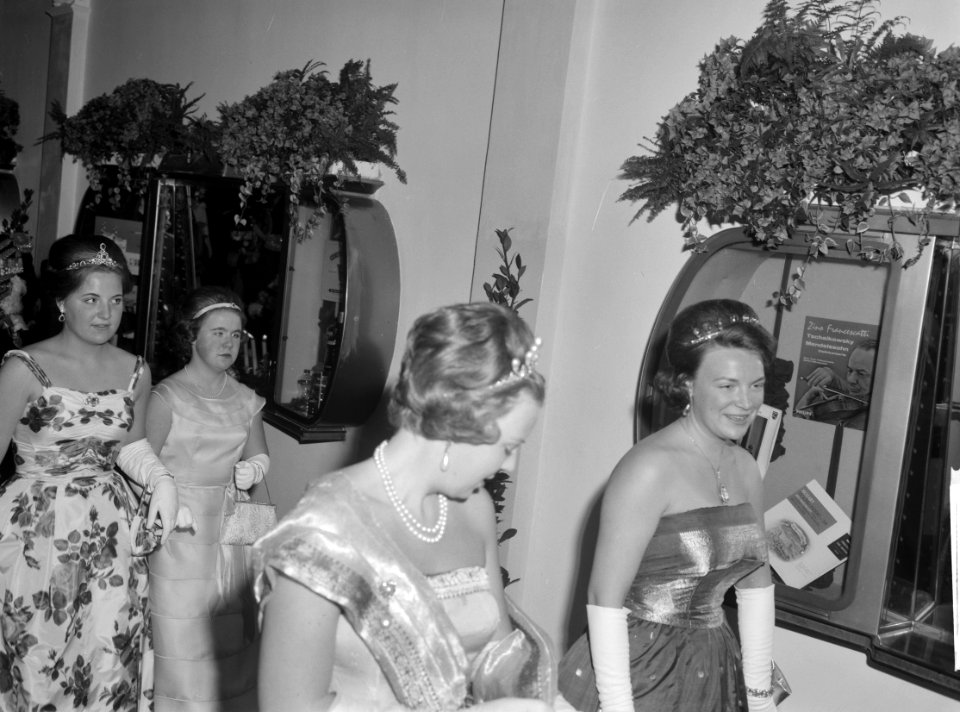 Aankomst in concertgebouw ( 4 prinsessen ), Bestanddeelnr 913-8362