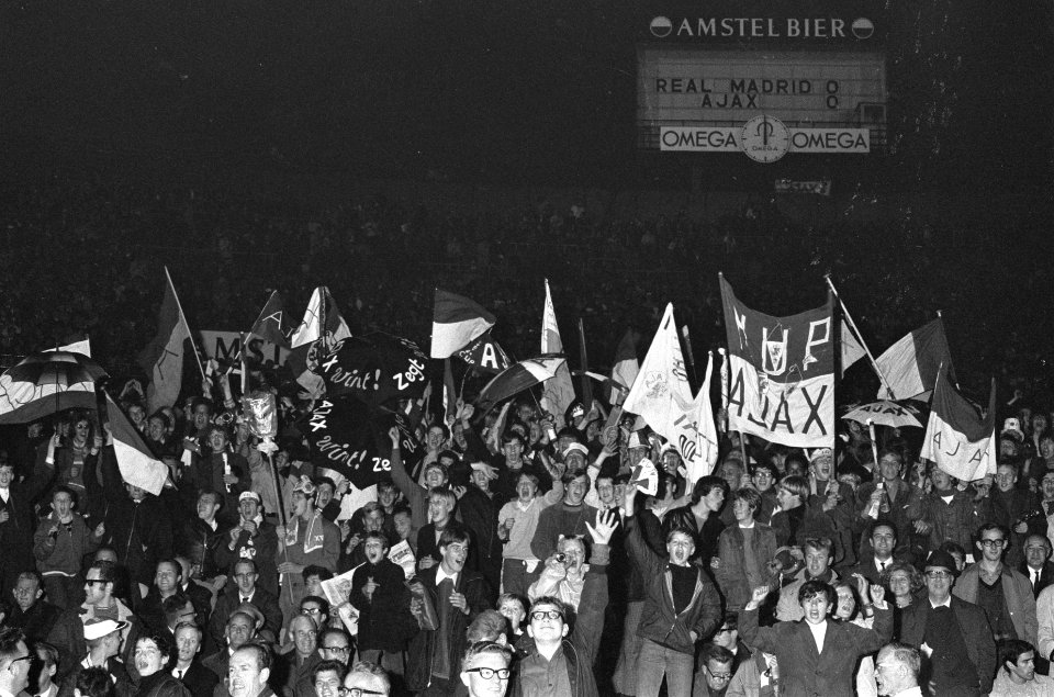 Ajax tegen Real Madrid 1-1. Supporters met spandoeken, Bestanddeelnr 920-7236