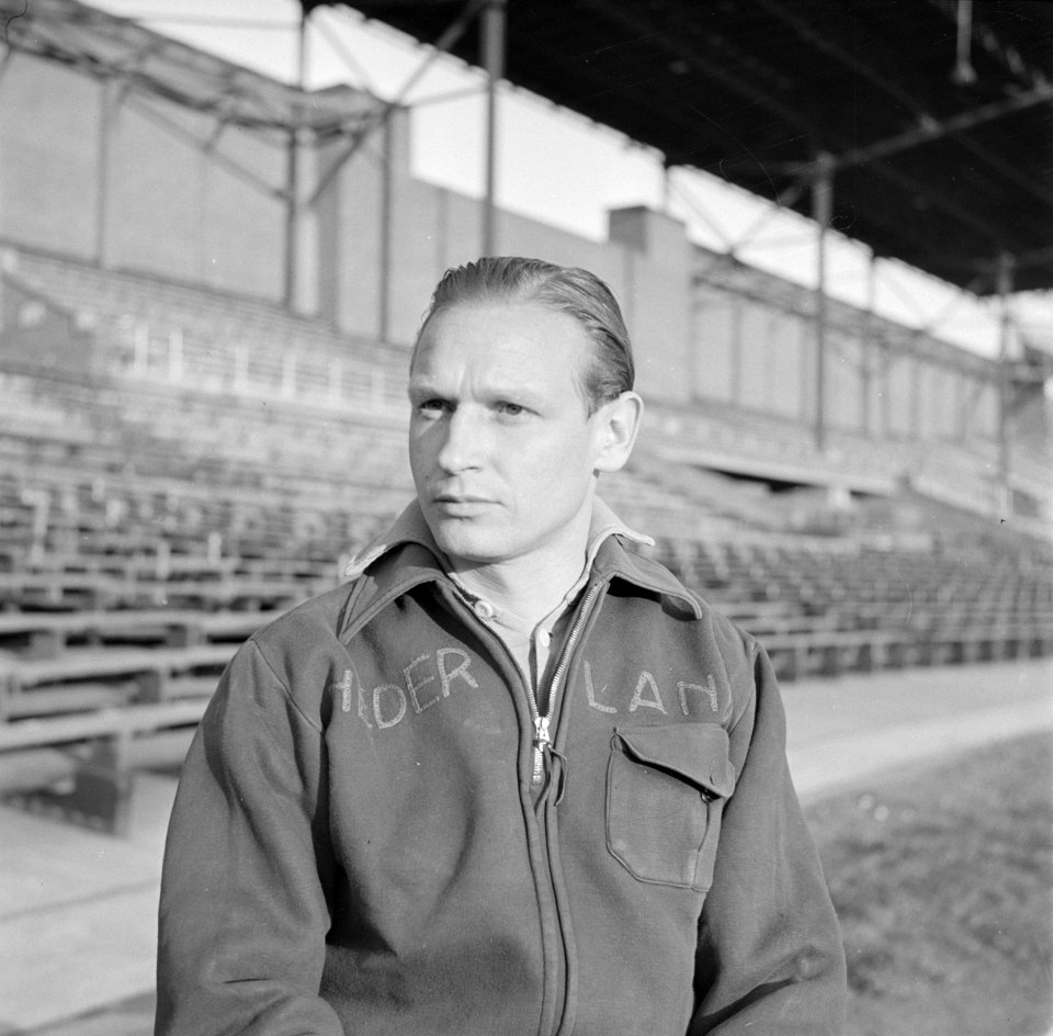 Aad de Jong (ADO) in het Olympisch Stadion in Amsterdam, enige dagen na de oefen, Bestanddeelnr 191-1072