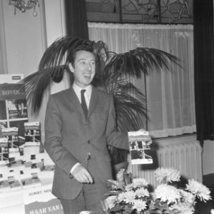 Albert Mol toont zijn boek, Bestanddeelnr 921-7142