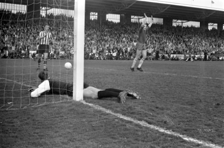 Ajax tegen Sparta 3-0. Doelman van Beveren 3x gepasseerd, Bestanddeelnr 921-2553