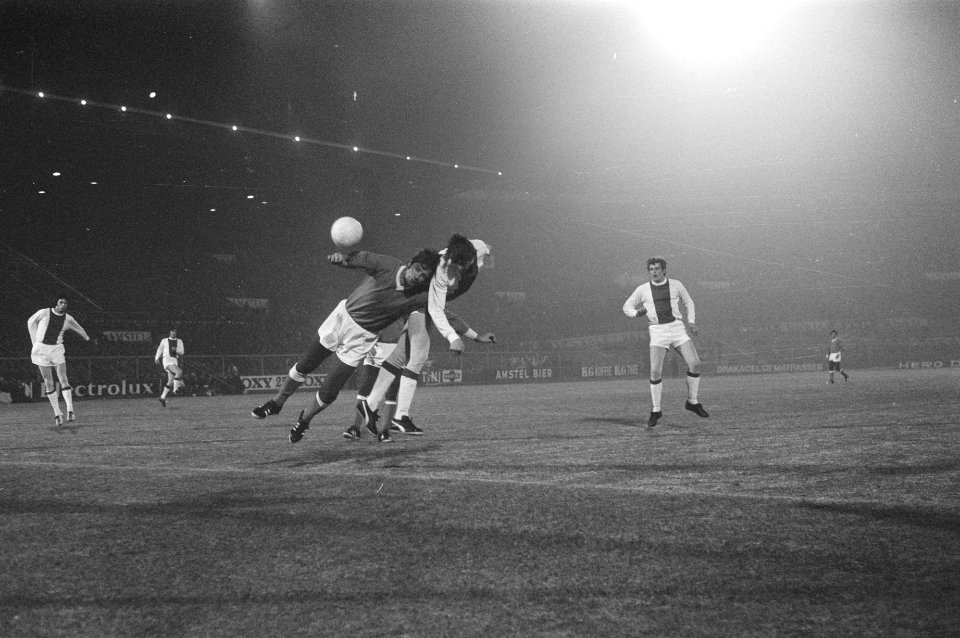 Ajax tegen Napoli 4-0. Kopbal Johan Cruijff, Bestanddeelnr 923-1781