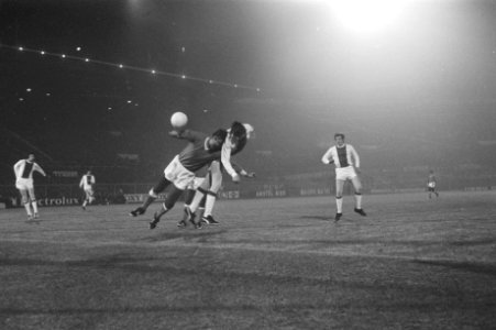 Ajax tegen Napoli 4-0. Kopbal Johan Cruijff, Bestanddeelnr 923-1781