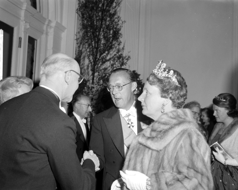 Aankomst in concertgebouw, Bestanddeelnr 913-8363