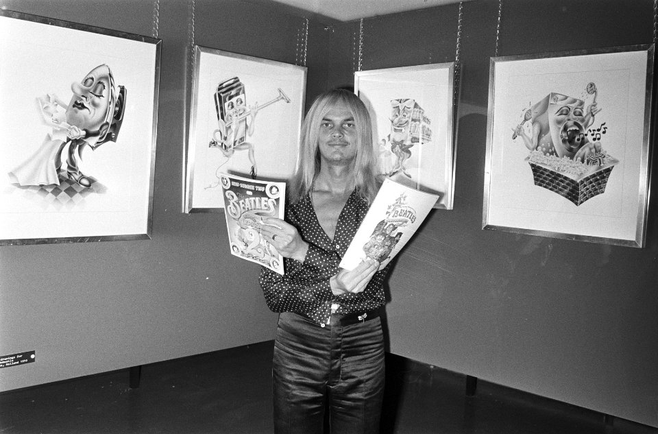 Alan Aldridge met posters en schilderijen in Bijenkorf, Bestanddeelnr 924-7587