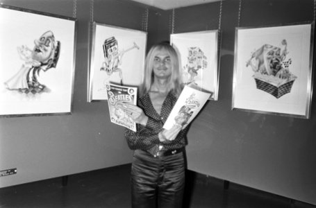 Alan Aldridge met posters en schilderijen in Bijenkorf, Bestanddeelnr 924-7587
