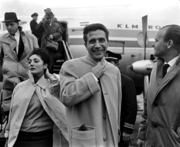 Aankomst Gilbert Bécaud op Schiphol, Bestanddeelnr 913-1299