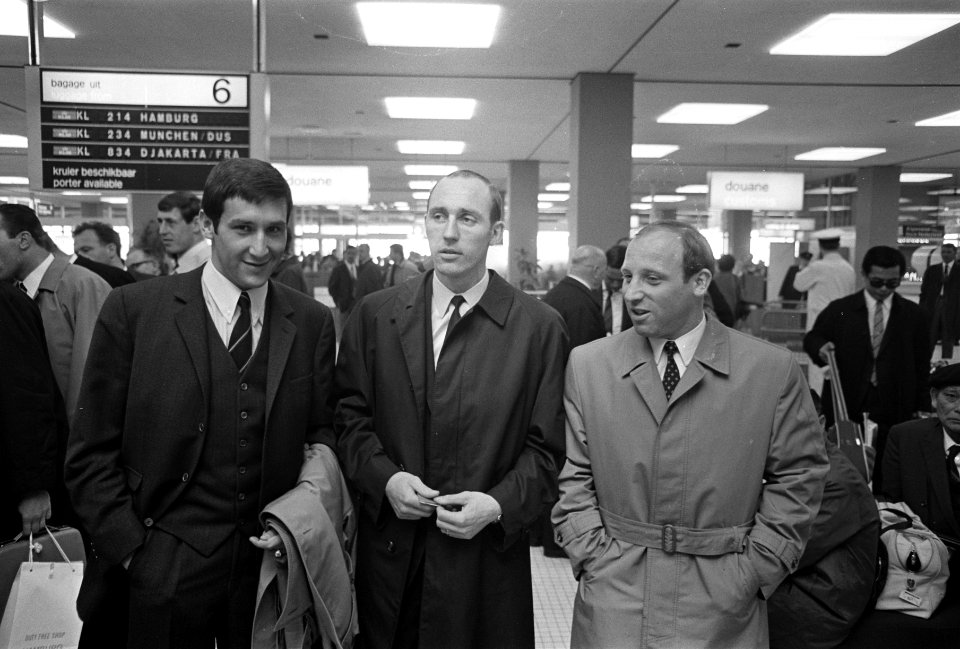 Aankomst HSV Hamburg op Schiphol. Frans Honig , Willy Schultz en Uwe Seeler, Bestanddeelnr 921-3678