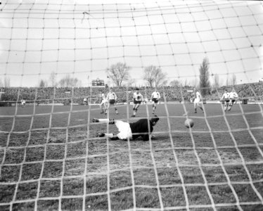 Ajax tegen NAC 4-1, vlnr Kuys (N), Pelkman (N), De Rijk (N) en Hoogenhuisen , Bestanddeelnr 912-1411