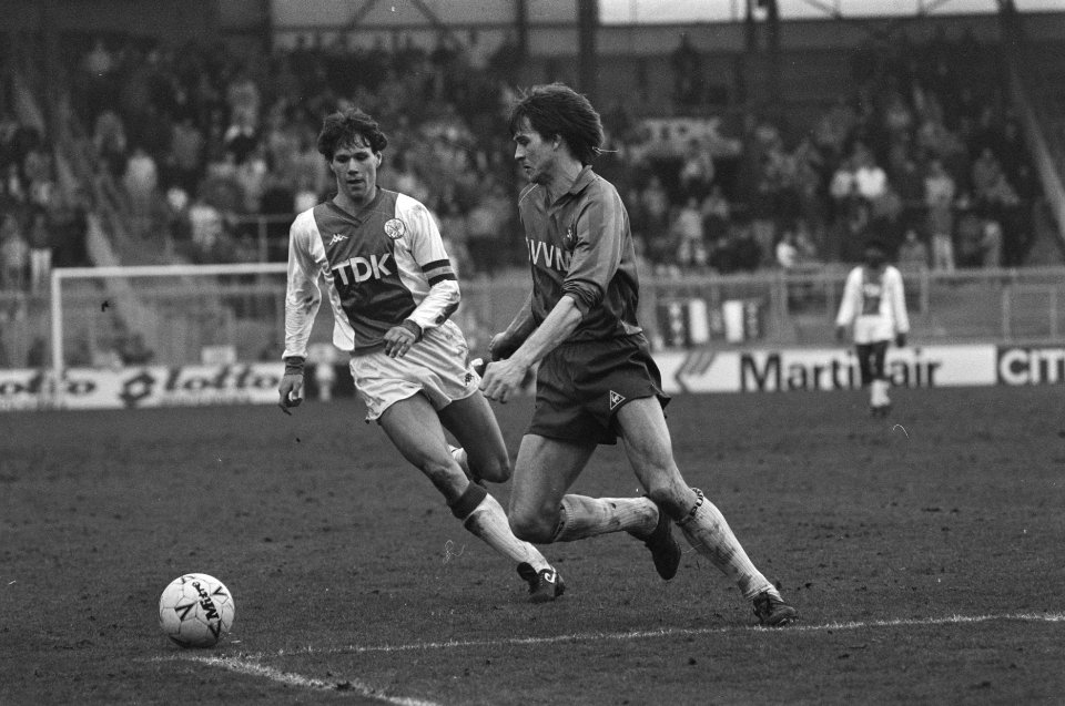 Ajax tegen Veendam Ajaxspeler Van Basten schiet voorbij Veendammer Wieling, Bestanddeelnr 933-9499